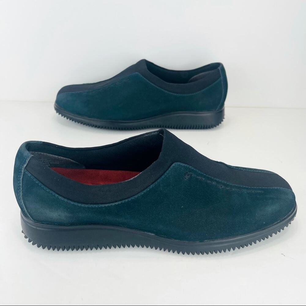 St. John's Bay Women Classic Sneaker Sz 8 Green Suede Slip-On Cushioned Footbed
